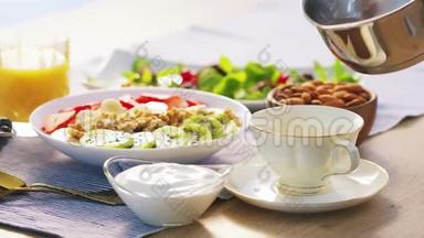 土耳其咖啡倒热水.. 新鲜水果，猕猴桃，草莓浆果，酸奶，果汁，健康早餐